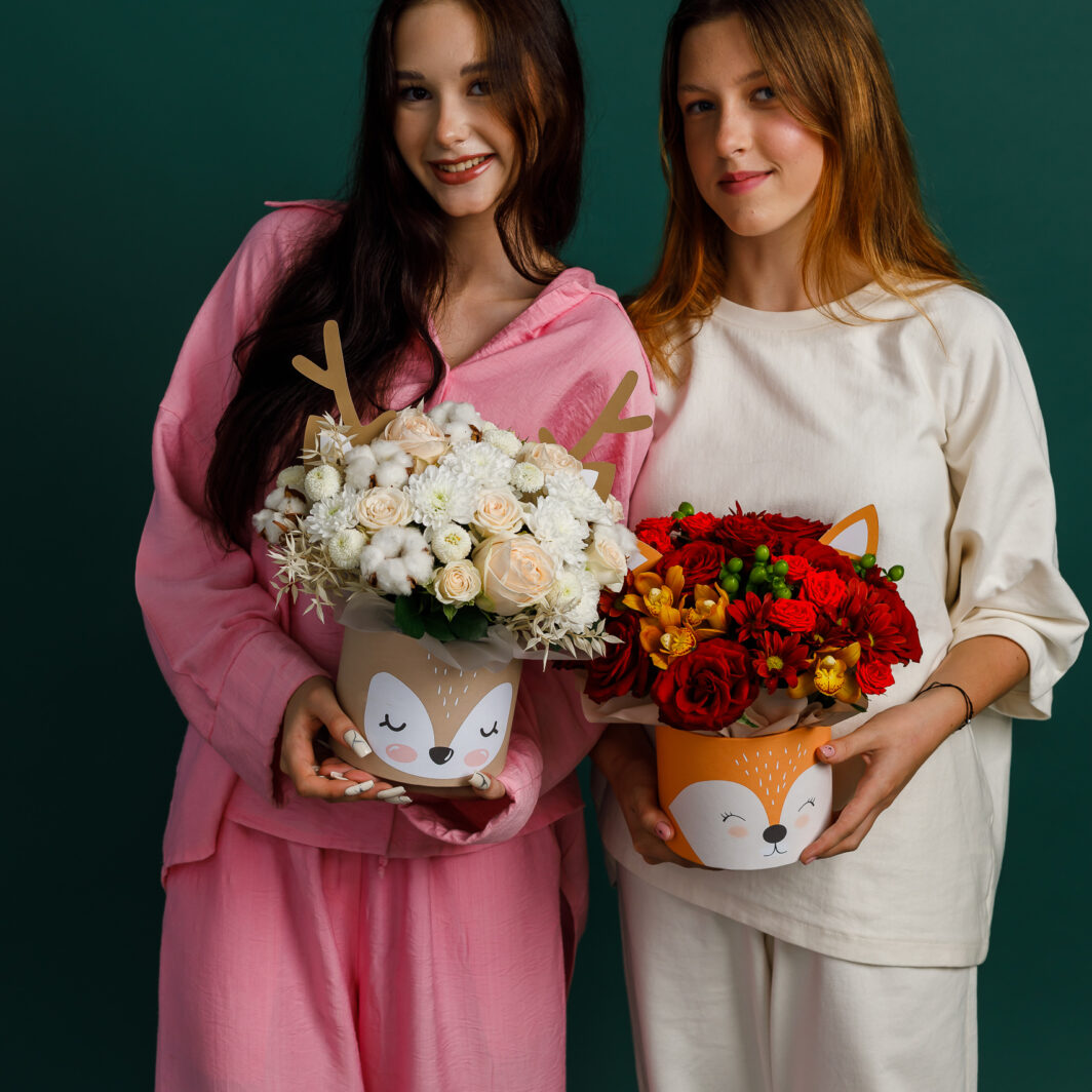 Композиция цветов в коробке № 1120 с розами, хризантемами, натуральным хлопком